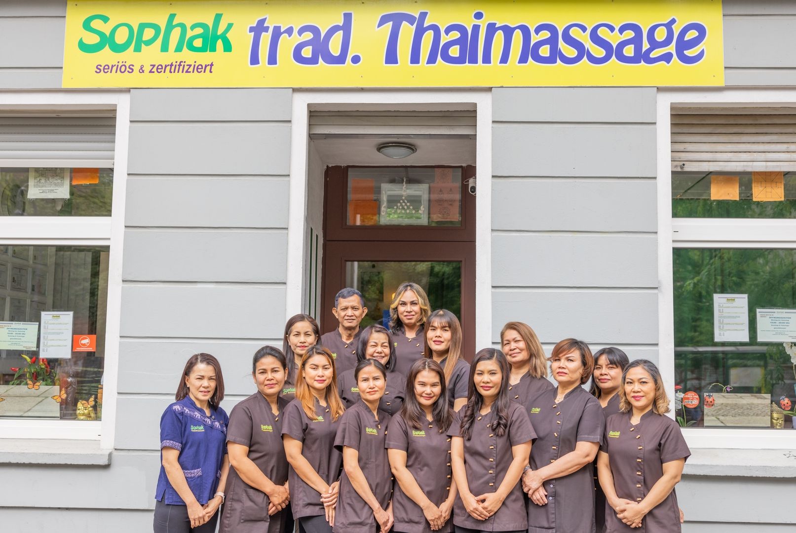 Teamfoto mit allen Masseure/Masseurinnen vor dem Eingang